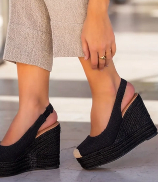 Valeria – Black Detail
