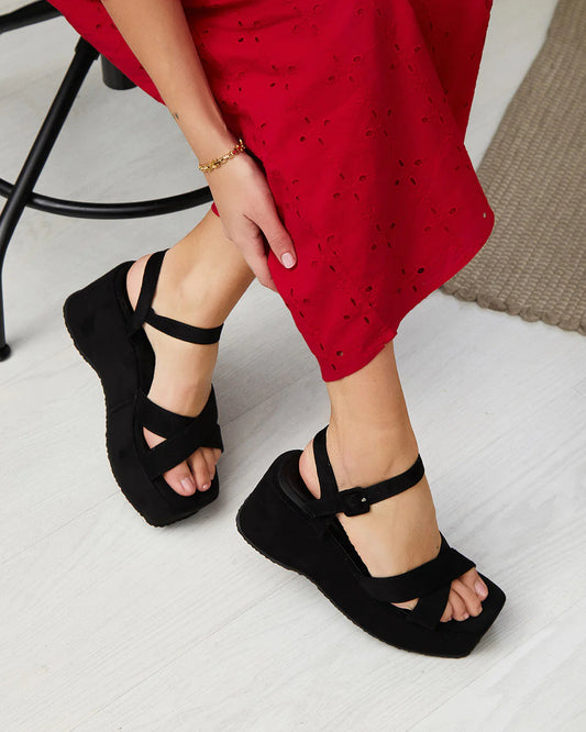 Sandalia online preta alta